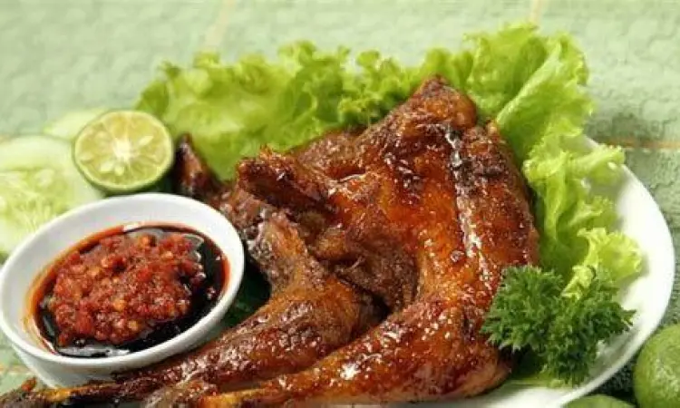 Ayam Bakar Kecap Tradisional gambar ayam bakar kecap dengan lalapan segar
