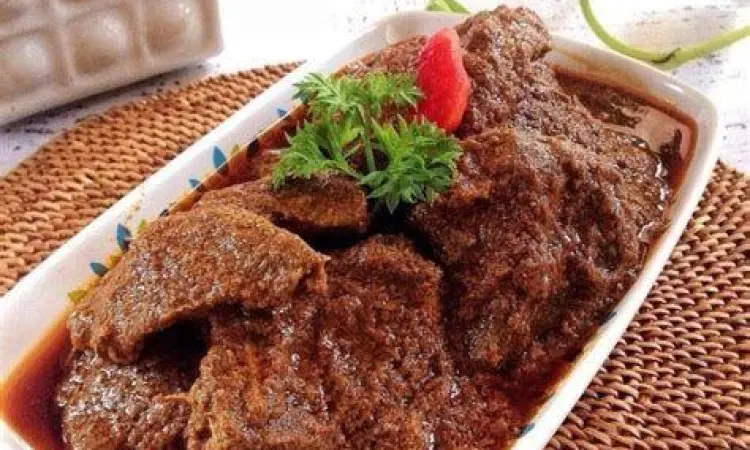 Potongan daging rendang dengan bumbu hitam pekat
