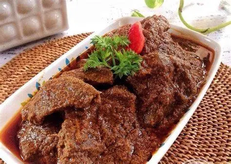 Rendang Daging Otentik Potongan daging rendang dengan bumbu hitam pekat