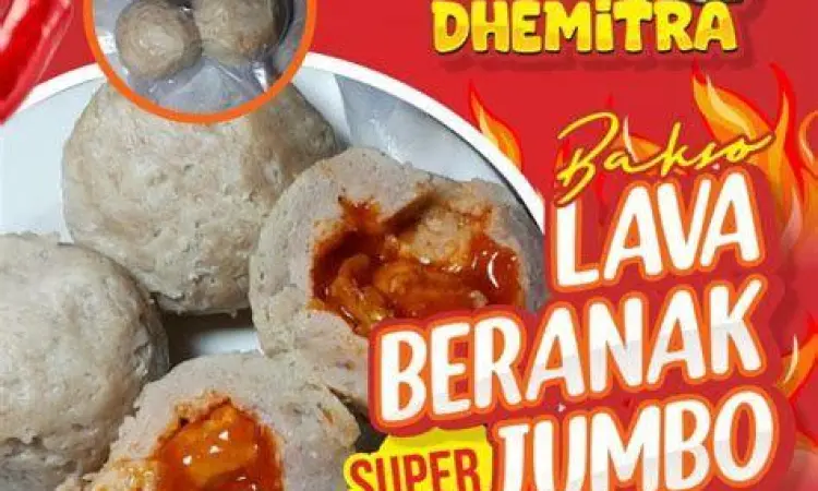 Bakso lava jumbo dengan siraman kuah sambal merah