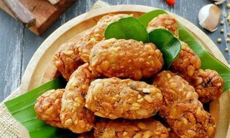 Teknik Menggoreng Mendol Proses menggoreng mendol tempe dalam minyak panas