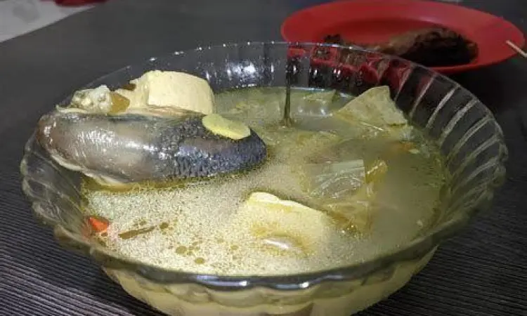 Sajian asem asem bandeng di atas meja makan