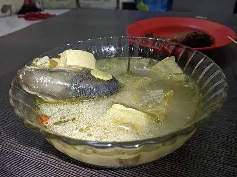 Sajian Siap Hidang Sajian asem asem bandeng di atas meja makan