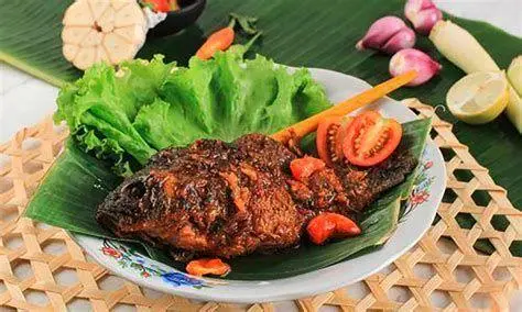 Bumbu Oles Ikan Bakar Proses mengoleskan bumbu pada ikan nila