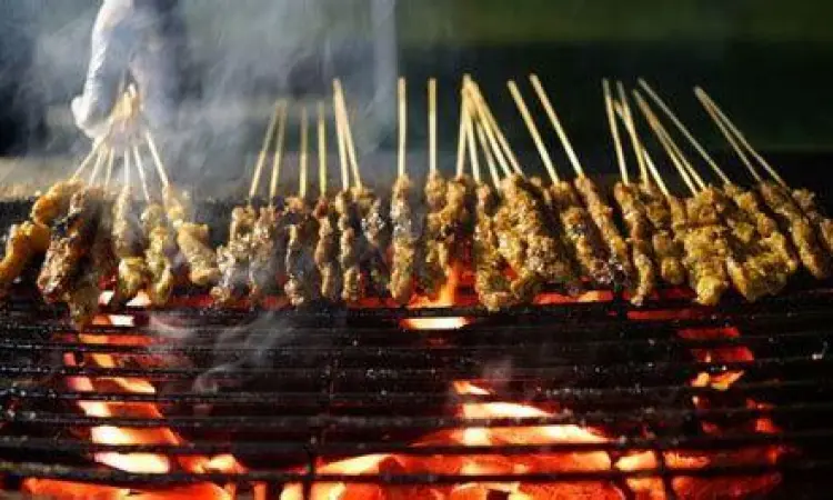 Proses Bakar Sate Solo Proses pembakaran sate kambing solo menggunakan arang tradisional