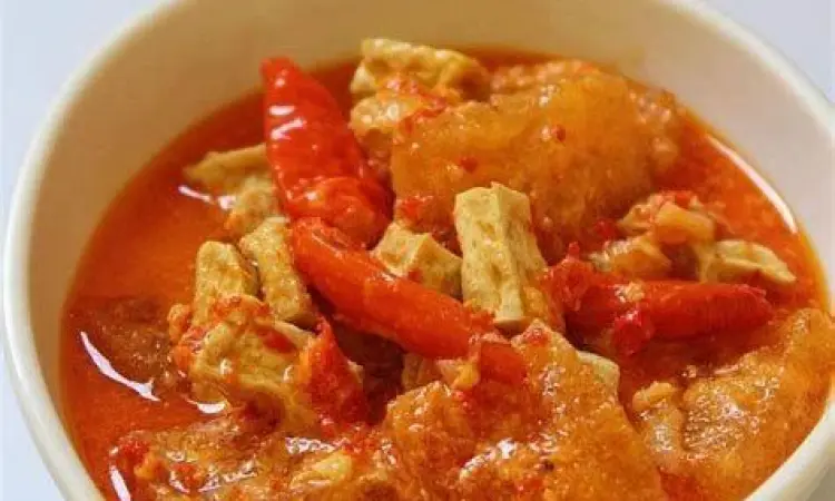 Visualisasi Sambal Goreng Krecek Mangkuk berisi sambal goreng krecek merah merona