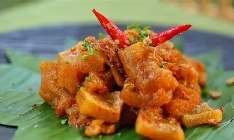 Penyajian Lengkap Tradisional Penyajian sambal goreng krecek bersama gudeg dan opor ayam