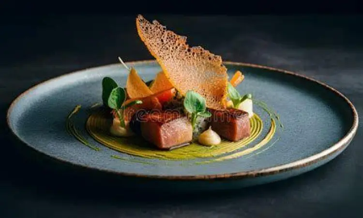 Hidangan utama yang disajikan secara estetis