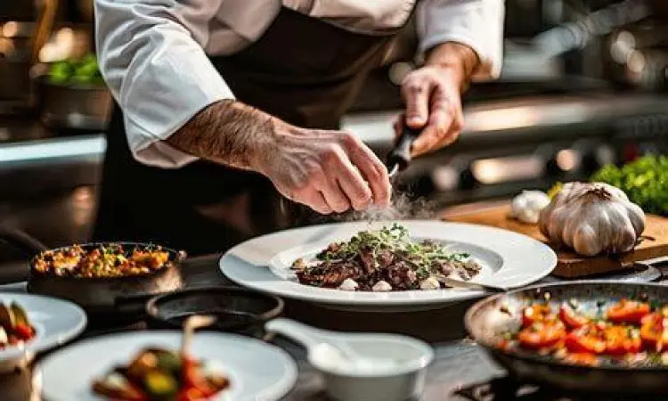 Dapur Restoran A La Carte Koki sedang menyiapkan pesanan khusus