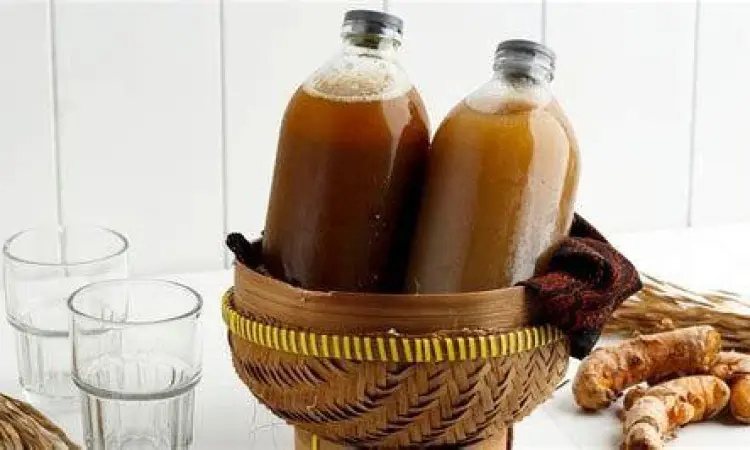 Botol jamu tradisional dari kunyit dan asam