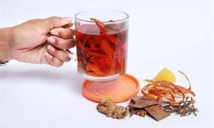 Ramuan rempah wedang uwuh dalam gelas