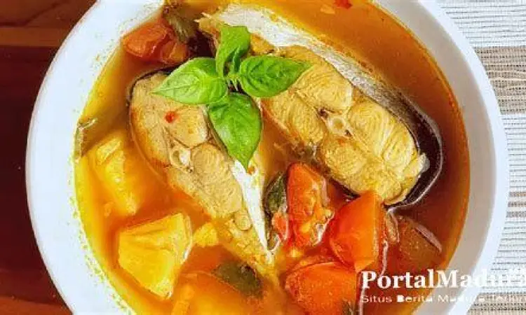 Penyajian pindang patin dengan potongan nanas dan cabai rawit utuh