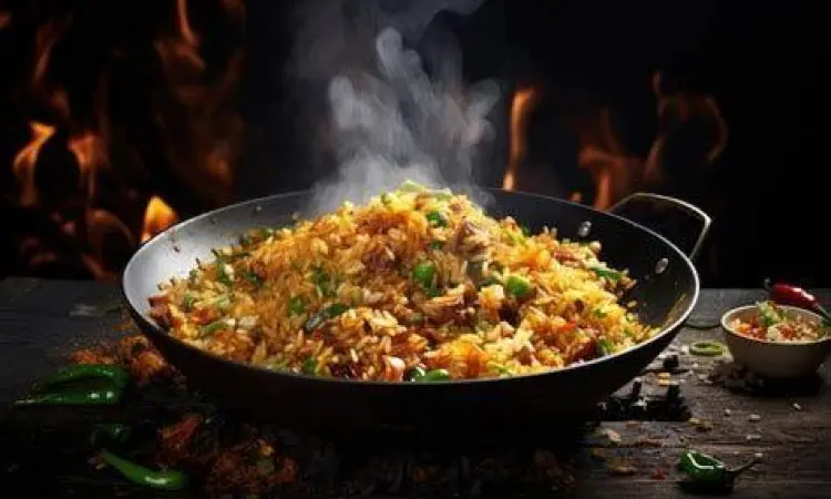 Proses Memasak Nasi Goreng teknik memasak nasi goreng di wajan api besar