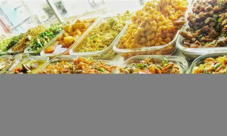 Berbagai pilihan lauk pauk di etalase warung nasi barokah