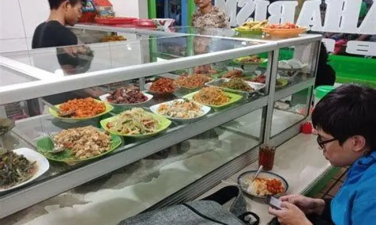 Suasana Makan Warung Nasi Pelanggan sedang menikmati hidangan di warung nasi