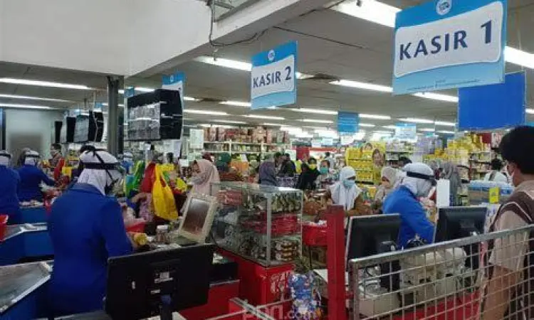 Interior Aneka Buana Cirendeu Suasana dalam Aneka Buana Cirendeu yang rapi dan lengkap