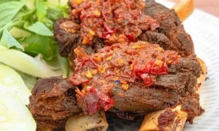 Iga bakar penyet di atas cobek