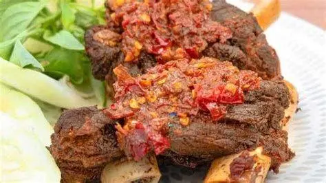 Iga Bakar Penyet Iga bakar penyet di atas cobek