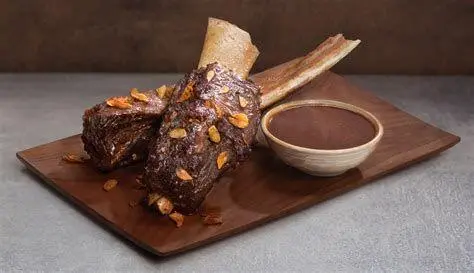 Proses Bakar Iga Proses pembakaran iga sapi di atas arang