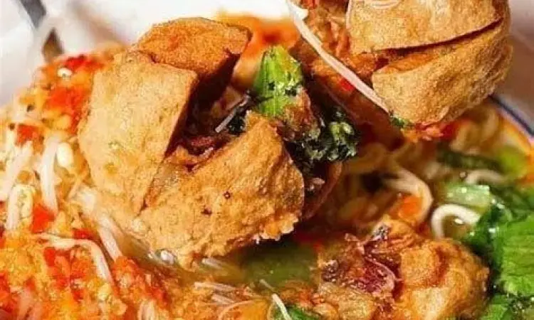 suasana warung bakso tetelan yang ramai