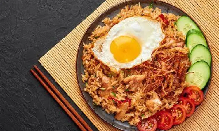 Nasi Goreng Telur Sempurna Penyajian nasi goreng telur dengan telur mata sapi di atasnya