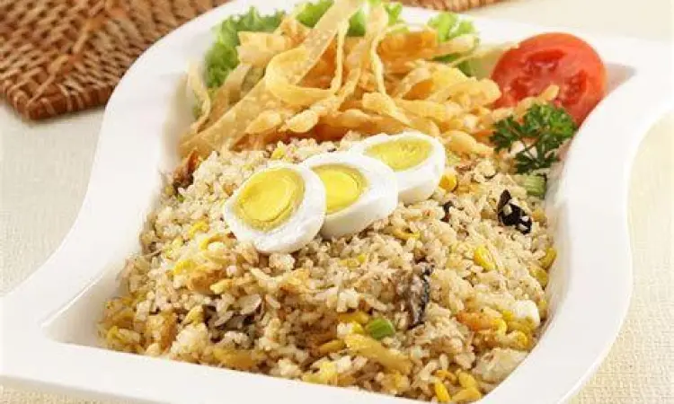 Sajian nasi goreng telur asin dengan tekstur creamy
