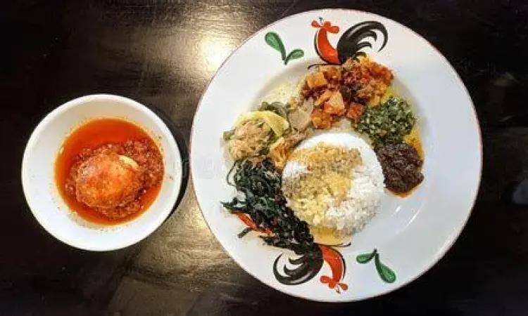 Nasi Padang Flat Lay foto nasi padang gaya flat lay dengan berbagai lauk