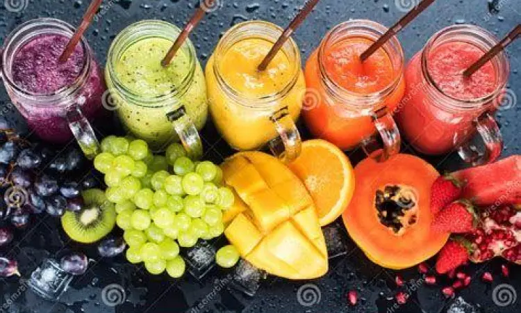 Botol-botol berisi aneka jus buah segar