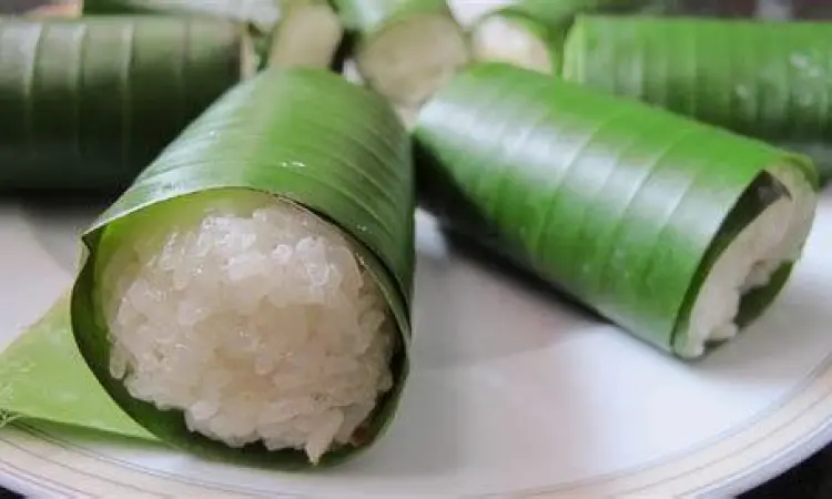 Lemper isi ayam tradisional dalam bungkusan daun pisang