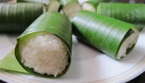 Penyajian Lemper Ayam Lemper isi ayam tradisional dalam bungkusan daun pisang