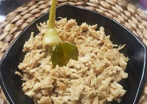 Isian Ayam Suwir Gurih Proses memasak ayam suwir bumbu putih untuk isian lemper
