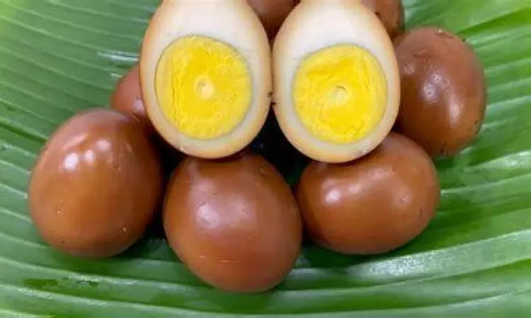 Telur pindang cokelat untuk pelengkap timlo