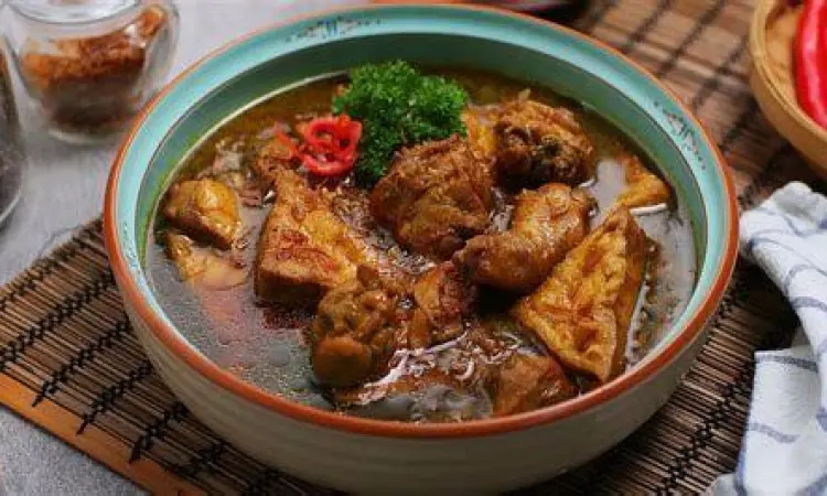 Sajian semur ayam dalam mangkuk keramik