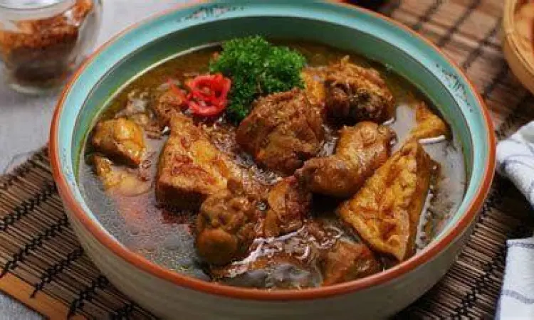 Nasi putih dengan lauk semur ayam