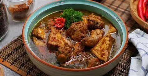 Penyajian Semur Ayam Nasi putih dengan lauk semur ayam
