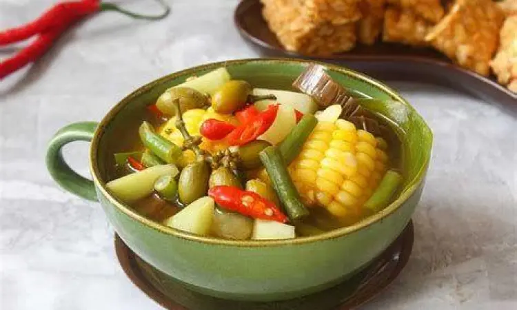 Mangkuk sayur asem khas Betawi dengan kuah keruh yang kaya rempah