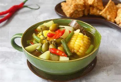 Sayur Asem Khas Betawi Mangkuk sayur asem khas Betawi dengan kuah keruh yang kaya rempah