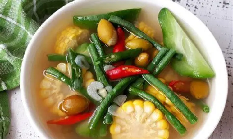 Bahan Sayur Asem Segar Kumpulan bahan sayur asem segar seperti labu siam dan kacang panjang