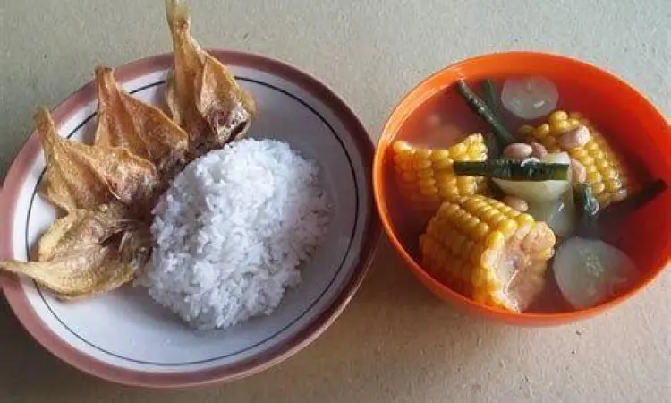 Sajian Lengkap Sayur Asem Sajian lengkap sayur asem dengan nasi putih dan ikan asin goreng