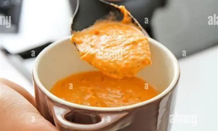 Proses menuangkan sup krim ayam ke dalam mangkuk tahan panas