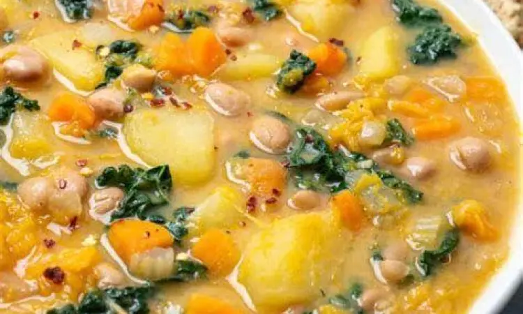 Variasi zuppa soup dengan banyak sayuran hijau dan jagung