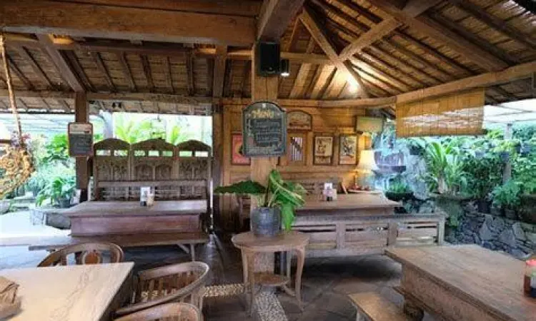 Interior kayu tradisional Wale Warung Lela