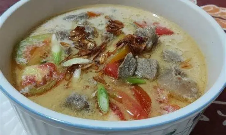 Tampilan soto betawi dengan kuah kental