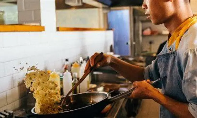 Teknik Memasak Nasi Goreng Proses memasak nasi goreng dengan teknik wok hei