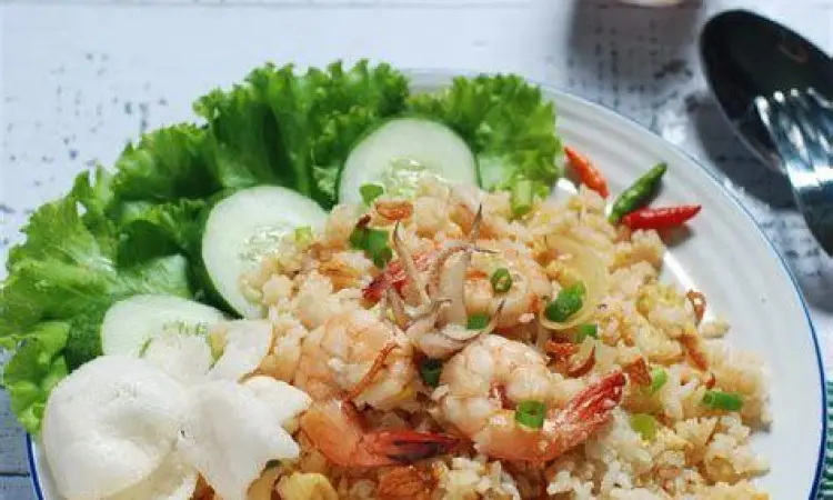 Piring nasi goreng seafood dengan udang dan cumi