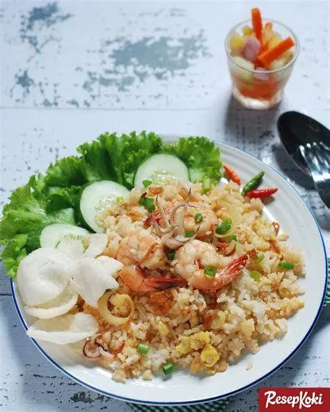Menu Nasi Goreng Seafood Piring nasi goreng seafood dengan udang dan cumi
