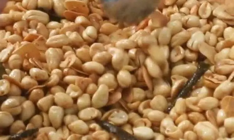 Proses perendaman kacang tanah dalam larutan bumbu santan