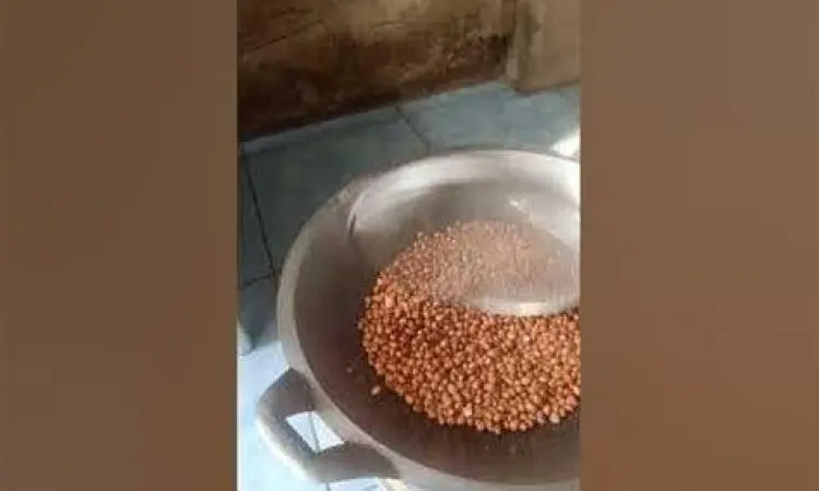 Proses Menggoreng Kacang Menggoreng kacang tanah di dalam wajan dengan minyak melimpah