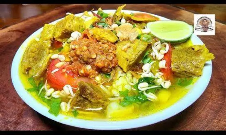 Sajian lengkap soto sapi dengan nasi dan emping