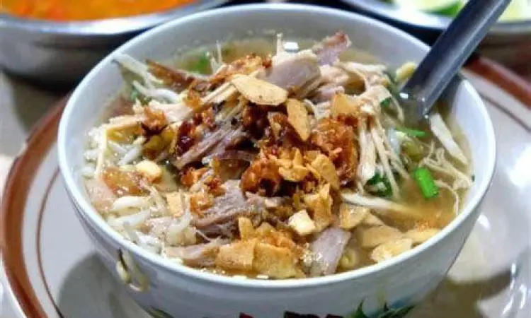 Cara Penyajian Soto Kudus Proses penyajian soto kudus dalam mangkok